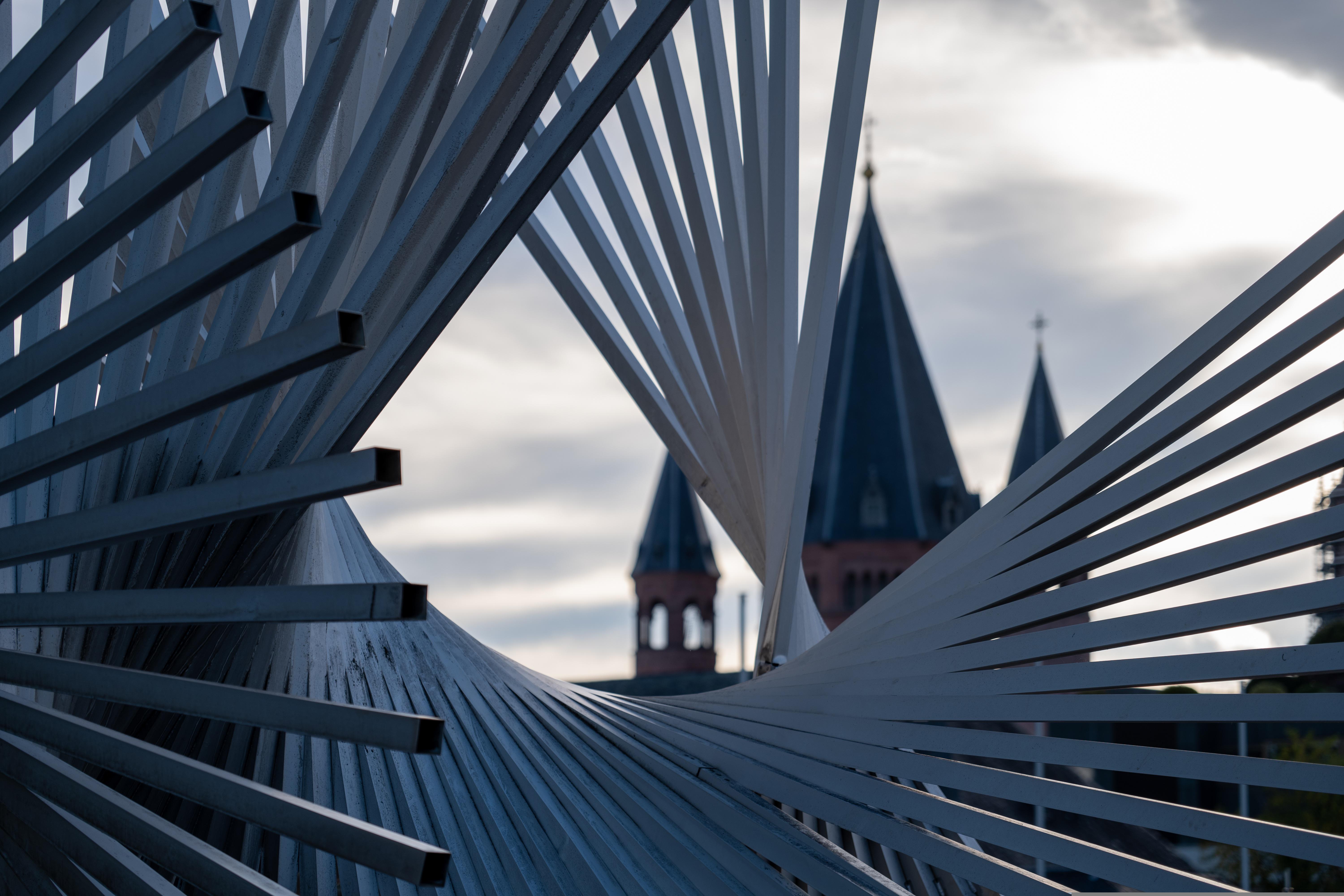 Skulptur mit Mainzer Dom