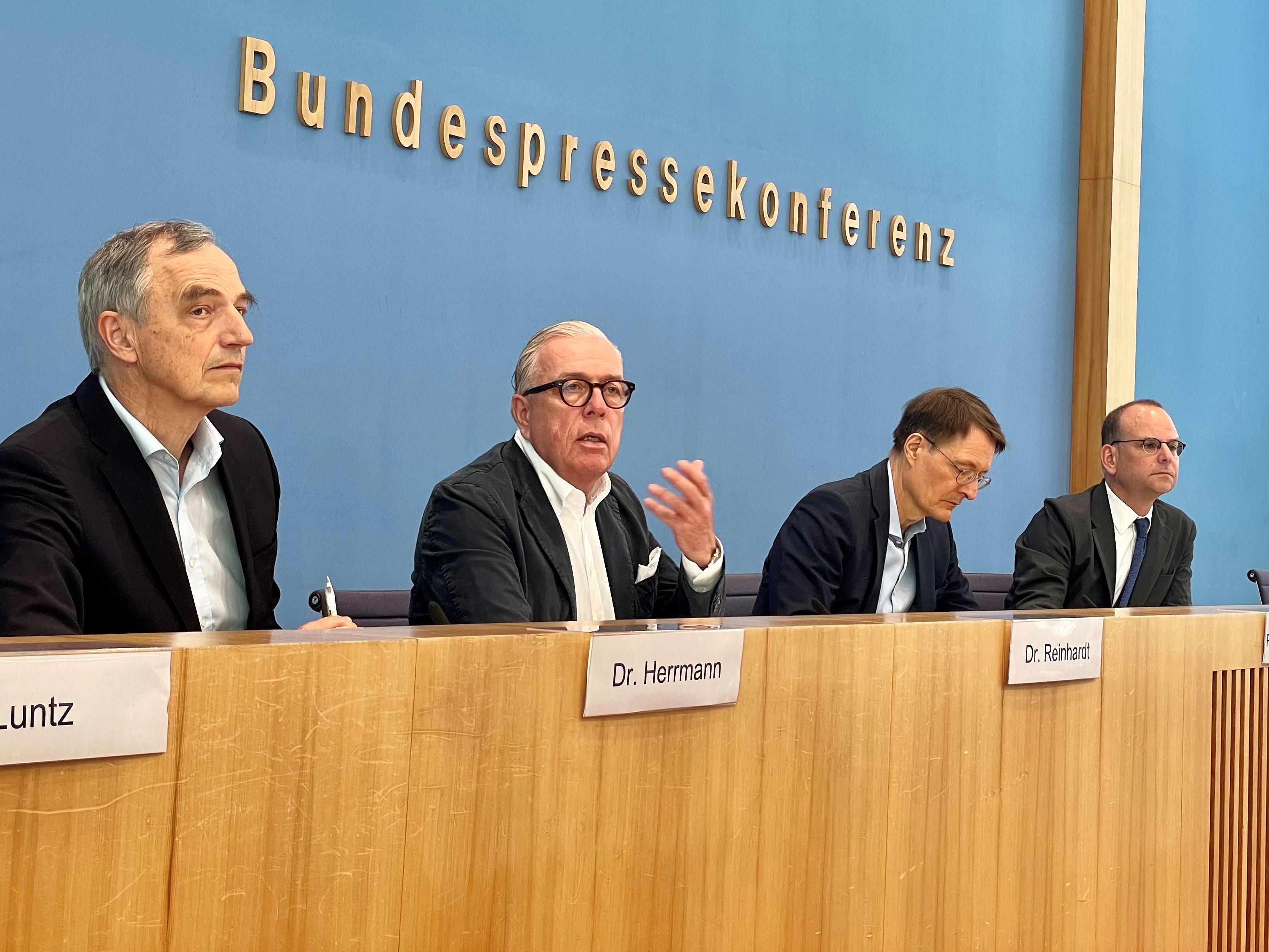 Dr. Klaus Reinhardt gemeinsam mit Bundesgesundheitsminister Prof. Dr. Karl Lauterbach in der Bundespressekonferenz